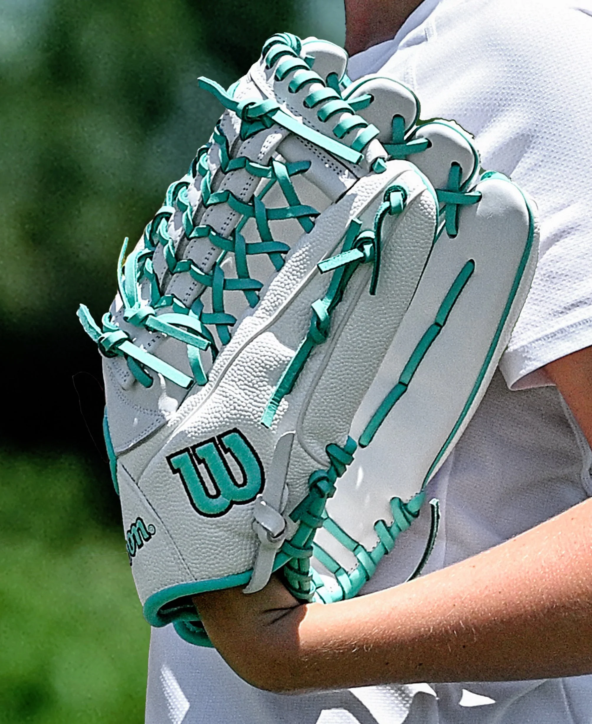 Wilson A1000 T125 Model 12.5" Fastpitch Outfield Glove with SuperSkin - Image 2
