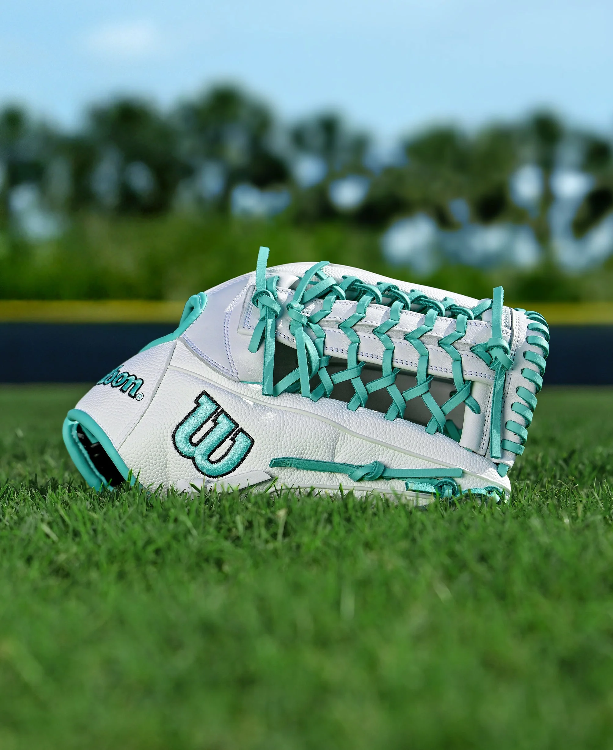 Wilson A1000 T125 Model 12.5" Fastpitch Outfield Glove with SuperSkin - Image 4