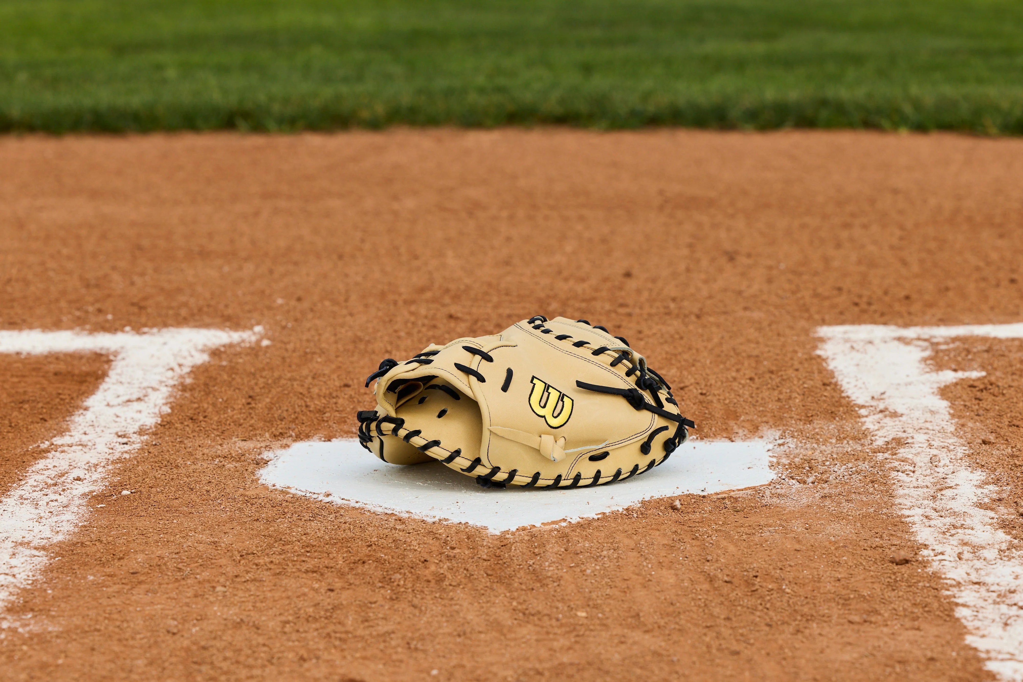 Wilson A2000 Classic 1734 Blonde Model 34" Baseball Catcher's Mitt - Image 12