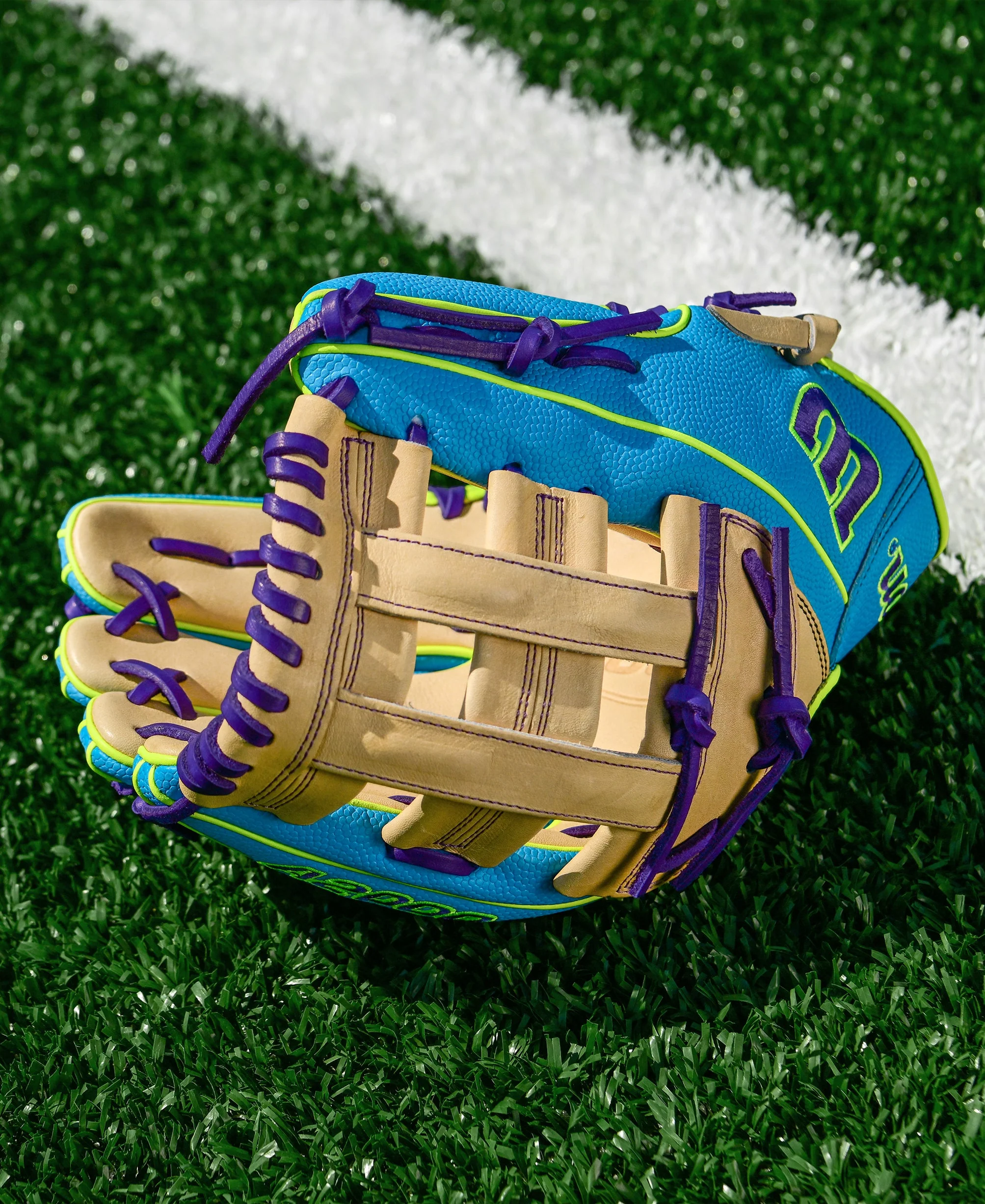 Wilson Winter 2025 A2000 1750 SuperSkin Model 12.5" Outfield Baseball Glove - Image 2
