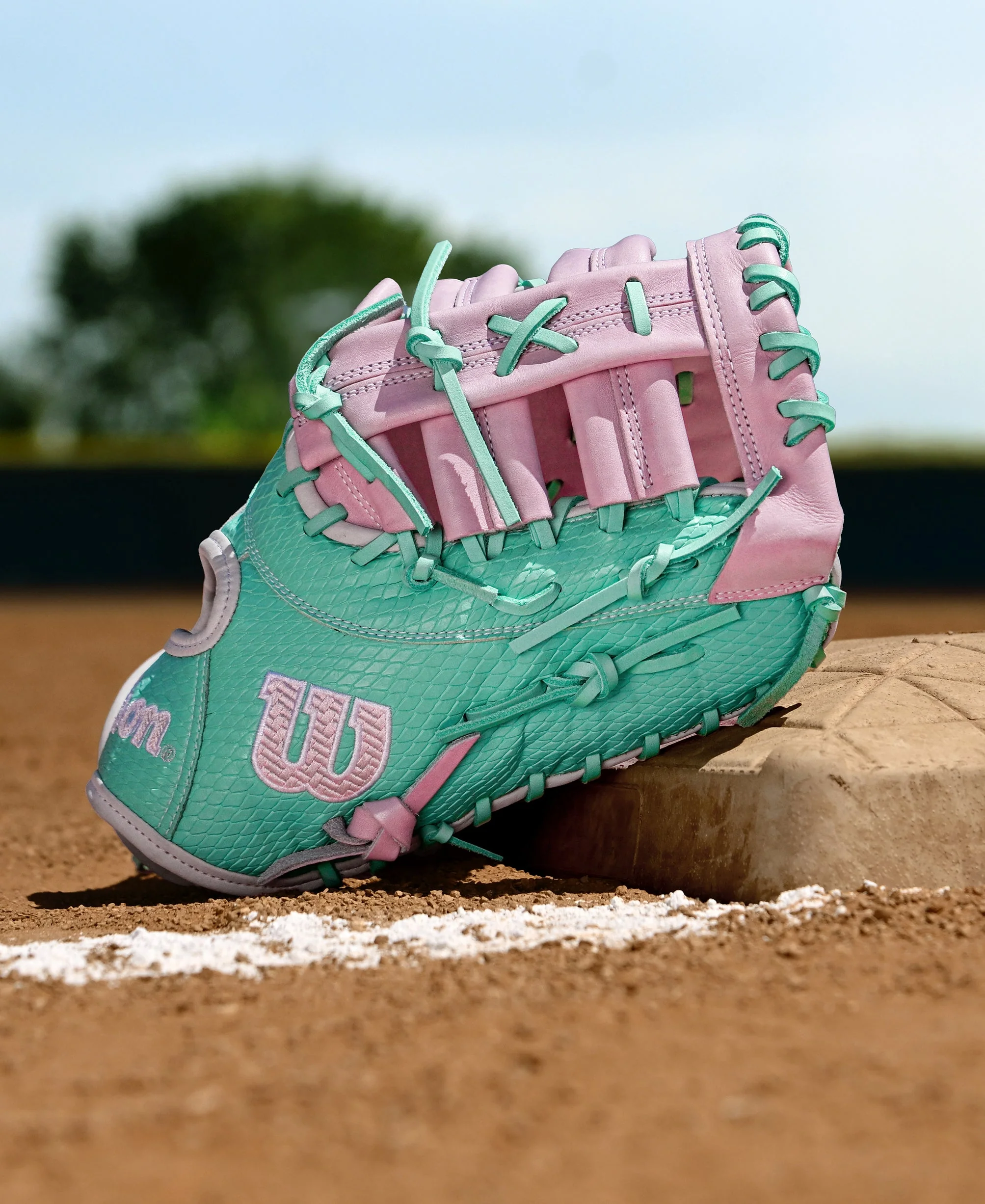 Wilson Winter 2025 A2000 FP1B SuperSkin Model 12.5" 1st Base Fastpitch Mitt - Image 2